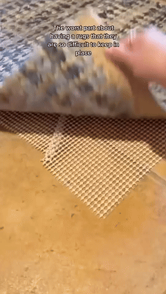 Banda Adeziva, pentru Fixarea Covoarelor – Pachet cu 4 Triunghiuri, Previne Alunecarea si Asigura Siguranta Covorului pe Podea